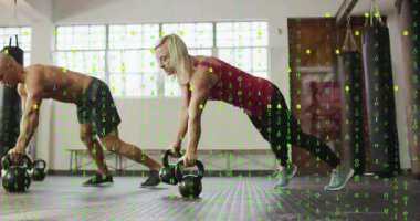 Spor partnerleri kettlebells kavramak fitness için senkronize ahşap, yeşil 0 ya da 1 çiftli üzerine kaplama. Spor salonu, ağırlık, yan görüş, koordinasyon, güç, çekirdek, odaklanma