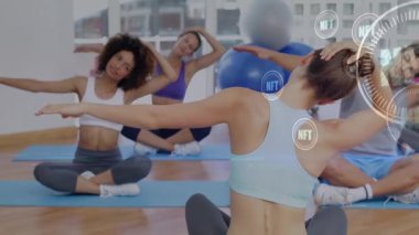 Eğitmen kollarını kaldırıyor, sınıfın önde gelen aynası grup fitness için boyun esnetiyor, NFT HUD yükseliyor. Antrenör, yoga, hareketlilik, esneklik, stüdyo, gün ışığı, minderler