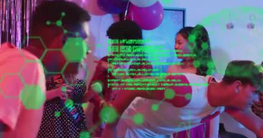 Adam limbo çubuğunun altına giriyor, yeşil kaplama yapıyor, davetliler perdeye taşınmayı kutluyor. Parti, kutlama, sosyal, balonlar, disko, püskül, ışıklar