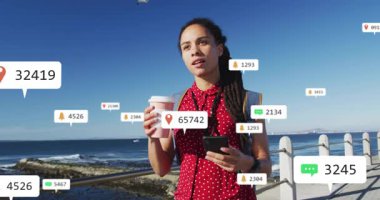 Elinde telefon ve kahve olan bir kadın, telefondan sinyal alan kalabalık eller, aşırı yüklenme gösteren bir kadın. Deniz kenarı, sahil yolu, bildirimler, bağlantı, yaşam tarzı, portre, polkadot