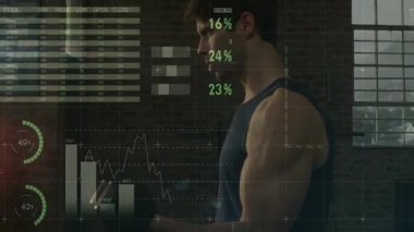 Erkek bakışları ve çatı katında dambıl uzatmak, HUD animasyon fitness çizelgeleri takip etmek, atlet, yaşam tarzı, üst üste, spor, endüstriyel, tuğla, analitik