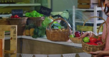 Kadın pazarda meyve toplarken elma topluyor, şeffaf devre kaplamasını etkinleştiriyor. Üretim, sayım, sepetler, sandıklar, karatahta, alışverişçi, kırsal