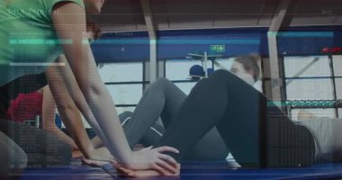 Jimnastik spikeri, çekirdek arıza kodu üzerinde çalışan bir kadın grubu ezmeye başlıyor. Çıtırtılar, mavi, fitness, egzersiz, stüdyo, takım çalışması, hareket