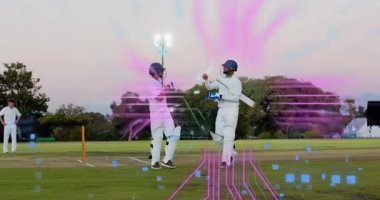 Cırcırböceği vurucuları yumruk tokuşturup kırışıkların yanmasına hazırlanıyor, neon ışıkları üzerlerini örtüyor. İkili, alan, alacakaranlık, açık hava, zift, siber, dijital