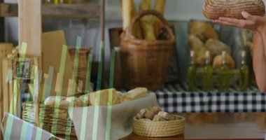 Fırın görevlisi somunu kamera olarak sunuyor. Görüntüde veri çubuğu çizelgesinin büyümesine neden oluyor. Ekmek, kadın, zanaatkar, pazar, kırsal, sıcak, rahat