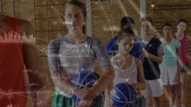 Orta kız elinde mavi toplu spor salonu, turuncu tankçı oğlanın top tutuşu, yanlama için. Basketbol, talim, gençler, takım arkadaşları, mahkeme, koç, dijital