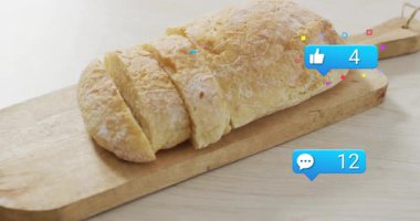 Mavi baloncuklar tekli başlıyor, dilimlenmiş somun ekmeğin etrafında beliriyor, tezgahlar yükseliyor. Ekmek, ahşap, dilim, üst üste, dağınık, stüdyo, nişan