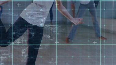 Sınıfta tek bacaklı dengede bir bayan dansçı, kamera kaldırma sistemi formu gösteriyor. Fitness, dans, stüdyo, bar, ayna, kaplama, grup