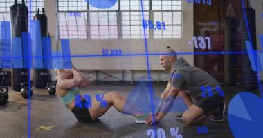 Kadın jimnastik salonunda mekik çekerken antrenör tıkırtısı, mavi çizelge izleme formu. Antrenör, stajyer, çekirdek, fitness, kettlebells, stüdyo, dinamik