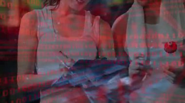 Koç fitness testine başlıyor, pano yazıyor ve elinde şişe tutan adam bakıyor, ikili dalga taraması yapıyor. Jimnastik, takım çalışması, işbirliği, eğitim, değerlendirme, havlu, sallayıcı