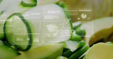 Kıvrık salatalık kurdelesi ve avokado dilimi işaret verildiğinde HUD örtülerini gösteriyor, veriyi görselleştiriyor. Yeşiller, bezelyeler, kase, sunum, makro, yakın çekim, stüdyo
