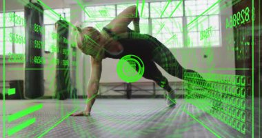 Spor salonunda sağ kalas tutan kadın, gövde verilerini ve kılavuz formunu ölçmek için yeşil HUD 'yi çalıştırıyor. Fitness, stüdyo, eğitim, denge, çekirdek, kaplama, ızgara çizgileri