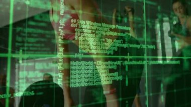 Ana kadın elinde halterle antrenman yapıyor, yeşil şebeke kayıyor. Halter, spor salonu, grup, halterler, bank, dijital, gün ışığı