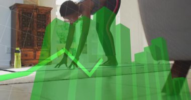 Paspasın üzerinde uzanan kadın, uygunluk için çerçevede büyüyen üç boyutlu yeşil çizelgeleri başlatıyor. Yoga, ev, egzersiz, güneş ışığı, bitki, şişe, dolap