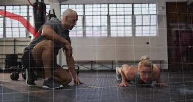 Koç, antrenörü paspasa oturtuyor, kırmızı grafiği itiyor, sahne izleme temsilcileri üzerinden yükseliyor antrenör, atlet, spor salonu, depo, dinamik, antrenman, şınav.