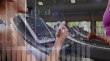 Mavi kollu koşu bandı konsolu olan bir kadın, spor salonu çizelgelerini takip ederken koşan bir ortağı var. İkili, kardiyo, fitness, eğitim, motivasyon, takım çalışması, gün ışığı