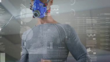 Koşu bandında koşan erkek koşucu, İHD solunum maskesi, bacaklar ve fitness ölçümleri. Sporcu, kardiyo, antrenman, sensör, bilgi, spor salonu, odaklanma