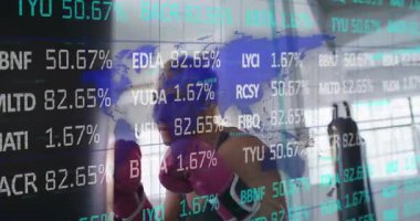 Kadın gardiyan ve antrenman yapıyor, torbaya yumruklar ve kombinasyonlar atıyor. Boks, spor salonu, atlet, siluet, arka ışıklandırma, hareket, kardiyo