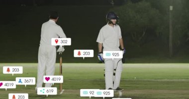 Melon bovlingci vuruşunu yaparken, zonklama vuruşlar sosyal medyanın vızıltısını gösteriyor. Vurucu, bovling, kriket, projektör, gece, yer, kat