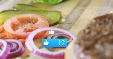 Soğan halkası üzerinde konuşma baloncuğu patlıyor. Rozet saymak gibi. Başparmaklar gösteriş yapmak için fırlıyor. Hamburger, köfte, çörek, peynir, domates, turşu, marul.