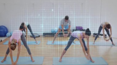 Beş fitness grubu ısınıyor, paspaslara uzanıp öne doğru kıvrılıyor, ızgara izleme hareketi yapıyor. Sporcular, stüdyo, zemin, toplar, kampanya, tanıtım, dinamik