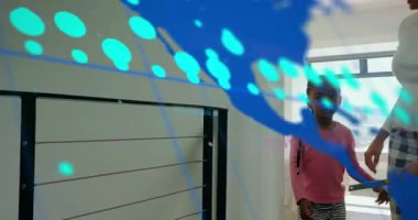 Anne, çocuk koridora giriyor, paketleri tamir ediyor, telefon kullanıyor, numaraları gösteriyor, okula hazırlanıyor. Ebeveynlik, koridor, sırt çantası, etkileşim, gün ışığı, bakım, harita