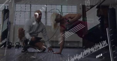 Stajyer elinde kalas tutarken kettlebell sırasını yapıyor ya da spor koçu için tablet HUD ölçümlerine dikkat çekiyor. Antrenör, istemci, spor salonu, istikrar, güç, genel giderler, rotasyon