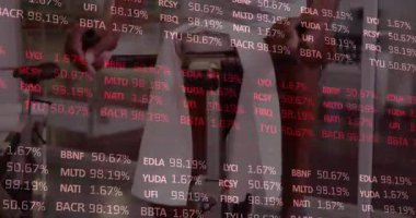 Kürek çeken adam şişeyi çekip duruyor. Formda kalma oranı güncelleniyor. Jimnastik, atletik, ekipman, aynalar, ışıklandırma, egzersiz, hareket