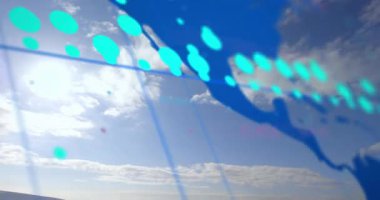 Soluk mavi harita sağ üstte süpürülüyor, noktalar oluşuyor ve okumalar ortaya çıkıyor, kıyı şeridi verileri ortaya çıkıyor. Üst üste, ufuk, amerikalar, kıyı şeridi, yarı saydam, tekneler, coğrafi