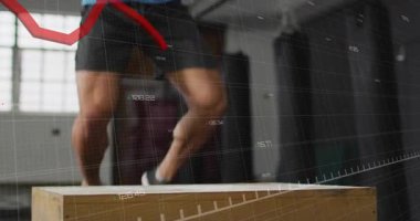 Pyo kutusuna yaklaşan bir adam HUD kaplamalı fitness takibi için patlayıcı kutu atlayışı yapıyor. Sporcu, antrenman, dinamik, spor salonu, odaklanma, disiplin, hareket