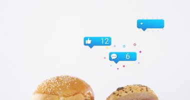 Boş mavi baloncuk ortaya çıkıyor, yumurtlama reaksiyonları iki hamburgere doğru sürükleniyor, bu da nişanı gösteriyor. Hamburger, duble, marul, domates, peynir, susam, kaide