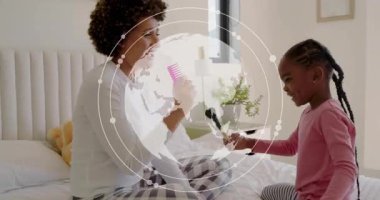 Anne pembe taraklı çocuk büyüterek fırça ticareti yapıyor şarkı taklidi yaparak aile çevresindeki dünyayı birbirine bağlıyor. Çocuk, bakıcı, yatak odası, şakacı, kahkaha, rahat