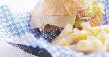 Sandviç ve patates kızartması HUD kaplaması olarak temizleniyor. Başlangıç taraması, kamera kaydırma ve menüye odaklanma. Çörek, peynir, marul, köfte, sepet, yakın plan, gingham.