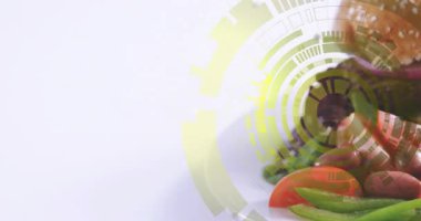 Dairesel HUD sağa dönüyor, kamerayı sağa çeviriyor ve hamburgerle salatayı gözler önüne seriyor, ürünü gösteriyor. Sandviç, köfte, çörek, susam, domates, marul, soğan.