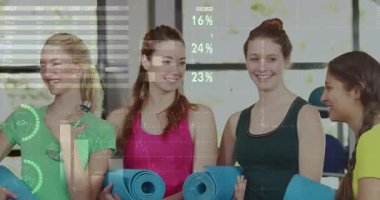 Kamera, elinde mavi hasırlar ve şişelerle HUD kaymasına hazırlanan fitness kadınlarını gösteriyor. Grup, spor salonu, yoga, gün ışığı, stüdyo, bilgi grafikleri, grafikler