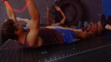 Erkek lider grubu, kırmızı HR 'nin izini sürerken fitness için V-bakıcılığı yapıyor. Spor, çekirdek, çıtır çıtır, sınıf, egzersiz, koordinasyon, takım çalışması