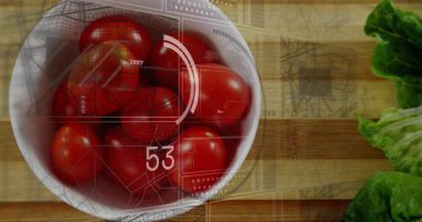 H.U.D zayıflıyor, sayıyor, beyaz kasenin üzerinde cw döndürüyor, marulu hazırlamak için sola kaydırıyor. Kesme tahtası, yeşiller, tepeden tırnağa mutfak, ahşap tahıl, kaplama, ilerleme