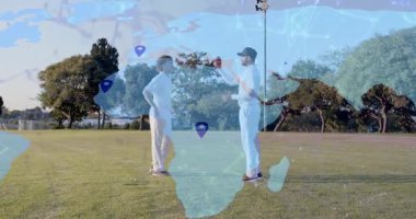 Sahaya ulaşan iki adam, animasyon teknolojisi haritasını çivilerle örtüyor, demo için geçiş cihazı. İşbirliği, takas, ortaklık, park, açık hava, gün ışığı, gündelik