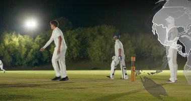 Bowlingci kriket sahasında koşuyor, vurucu topa vuruyor ve topa vuruyor. Gece, projektörler, açık hava, alan, aksiyon, hareket, kaplama