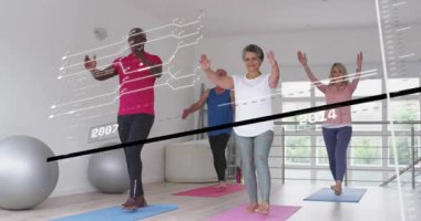 Dört tanesi sol kurşun adımını takip ediyor, kollarını kaldırıyor ve yoga için denge kuruyor. Yıllık etiketler paspasları değiştiriyor. Fitness, grup, stüdyo, koordinasyon, hizalama, güneş ışığı, doğal