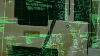 Saptanan yeşil ızgara örtüsü aşağı doğru kayıyor, masaları ortaya çıkarıyor, kamera lensleri, yansıyan kişi. Hud, arayüz, holografik, yarı saydam, veri, analiz, ofis