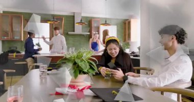 Kucaklaşmaya başlayan erkekleri kucaklamak, sarı bantlı kadınları aramak, telefon ve cam almak, sosyal çöküntüler. Mutfak, toplanma, yemek, arkadaşlar, parlak, akıllı telefon, bitki