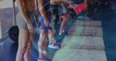 Jimnastik grubu çömeliyor, kollarını sallıyor, plyo kutusunu fırlatıyor holografik olarak üstüste biniyor. Fitness, antrenman, jimnastik, eşzamanlama, takım çalışması, stüdyo, şehir