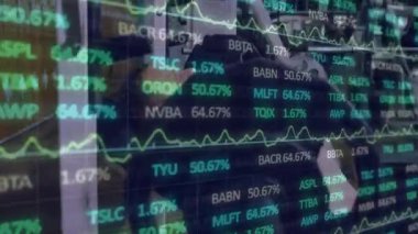 Adam ağırlık kaldırma antrenmanına başlıyor, güç için halterlere basıyor, para akışı devam ediyor. Sporcu, spor salonu, ağırlık kaldırma, pazar, veri, odaklanma