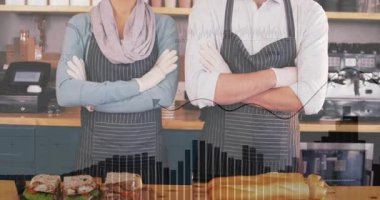 İki kafe çalışanının tezgahın üzerinden geçerken gülümseyip güldüğünü gösteren bir geri çekilme. Fırın, kahve, baget, sandviç, barista, işbirliği, takım çalışması