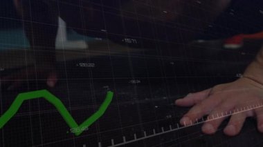 Paspasın üzerinde şınav çeken bir adam, elleri hareket senkronizasyonuyla yeşil şemayı çalıştırıyor. Spor salonu, dambıl, atlet, odaklanma, terleme, üst üste bindirme, ölçüm