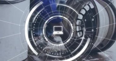 Kamera görüntüsü, otomotiv teknisyeni, diz çökmüş çember, KUB kılavuz denetimi. Atölye, garaj, tekerlek, kaplama, çelik, yansıma, endüstriyel