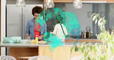 Annesi mutfakta doğruyor, kızı oturuyor aralarında yeşil bir girdap beliriyor, öğle yemeğini paketliyor. Aile, bağ, hazırlık, bıçak, ada, ev, çağdaş