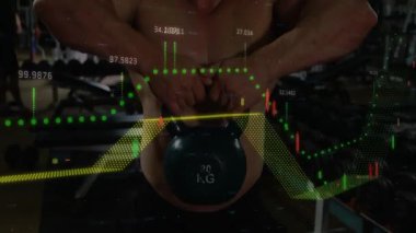 Spor salonunda 20 KG kettlebell 'i kavrayan erkek kaldırıcı, HUD çizelgeleriyle birlikte kaldırma, izleme ölçümleri büyüyor. Fitness, vücut geliştirme, kas, ter, veri, örtüler, şamdan