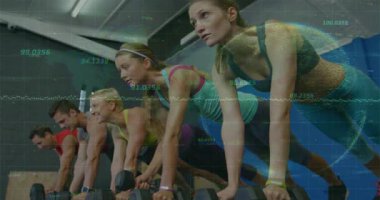 Fitness grubu HUD karanlık grubu için altıgen dambıl ile tek kollu sıra yapmaya başlıyor. Spor salonu, ağırlık, koordinasyon, eşzamanlama, takım çalışması, odaklanma, partnerler